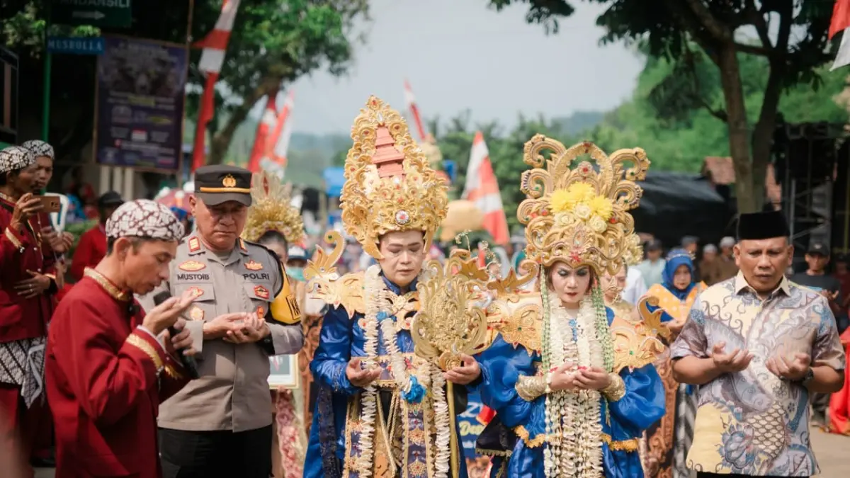 MERIAH: Kepala Desa Ngampungan Rohan (dua dari kiri) menjelang pemberangkatan Pawai Budaya Ngampungan Culture Fest #26, Sabtu (27/6) siang.