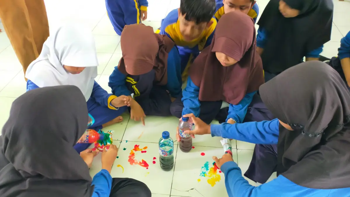 SERU: Siswa SDN Jombatan 1 Kecamatan Jombang saat mengikuti kegiatan pembelajaran praktik membuat batik Mei lalu.