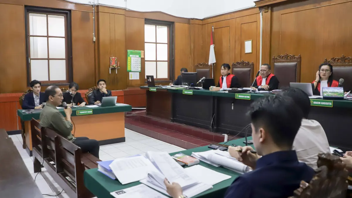 Suasana persidangan di Pengadilan Negeri Surabaya kemarin (8/7).