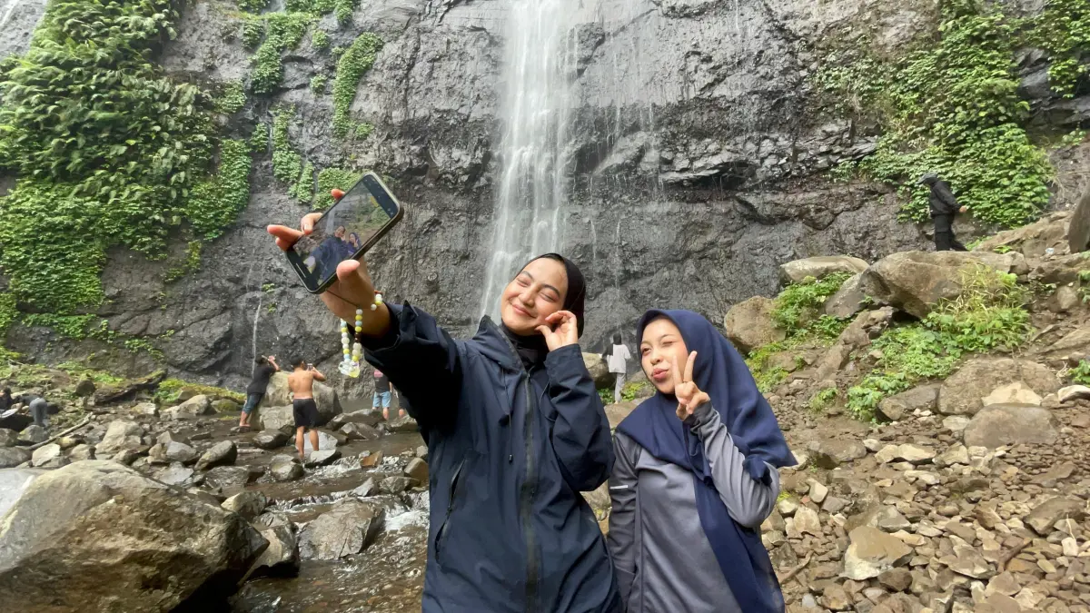 SWAFOTO: Pengunjung saat berswafoto di Air Terjun Tretes di Desa Galengdowo, Kecamatan Wonosalam. 