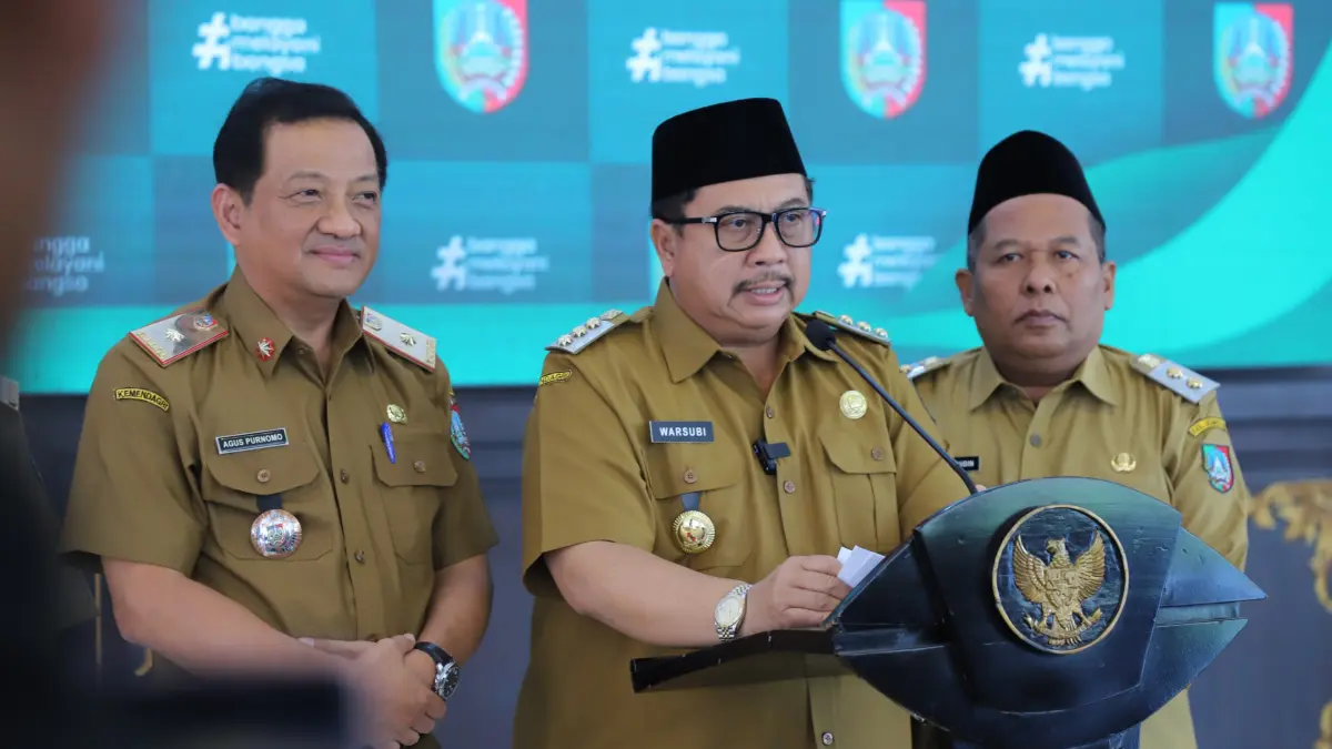 TEGAS: Bupati Jombang Warsubi memberikan penjelasan kepada wartawan kemarin (9/7).
