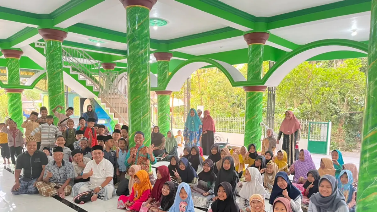 TELADAN: Wakil Ketua DPRD Jombang, HM Syarif Hidayatullah ST MMT (Gus Sentot), saat Safari Cerita Islami bersama pendongeng Kak Zaky di TPQ Al A’wan Kedawong, Diwek, Rabu (8/7).