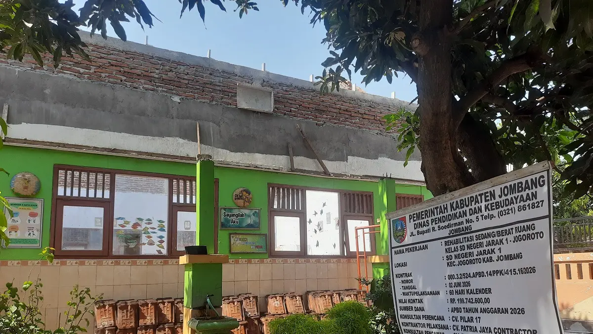 TRANSPARAN: Rehabilitasi ruang kelas di SDN Jarak 1 Kecamatan Jogoroto kini masih berlangsung, Kamis (9/7).

