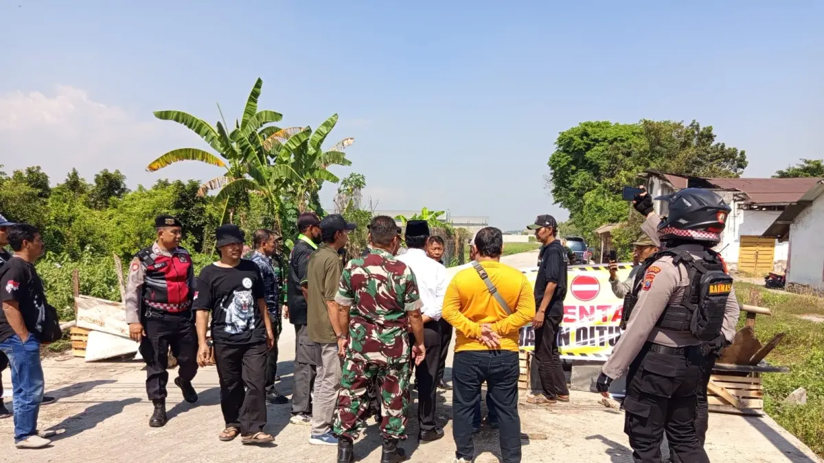 USUT TUNTAS: Sejumlah warga yang tergabung dalam Forum Rembug Masyarakat Jombang (FRMJ) mendatangi Kantor Kecamatan Mojoagung, Kamis (9/7).