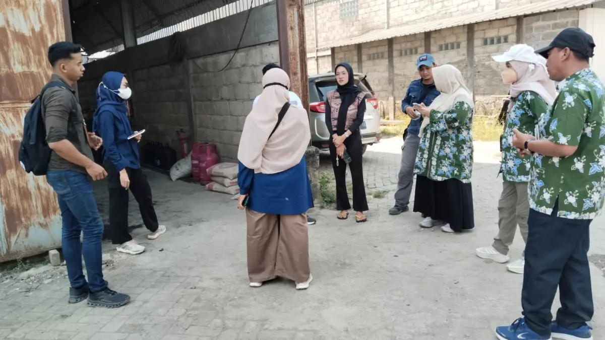 
CEK LOKASI: Dinas Lingkungan Hidup (DLH) Jatim menindaklanjuti keluhan warga Dusun Mojodadi, Desa Plemahan, Kecamatan Sumobito, dengan melakukan pengecekan ke lokasi, Kamis (2/7).
