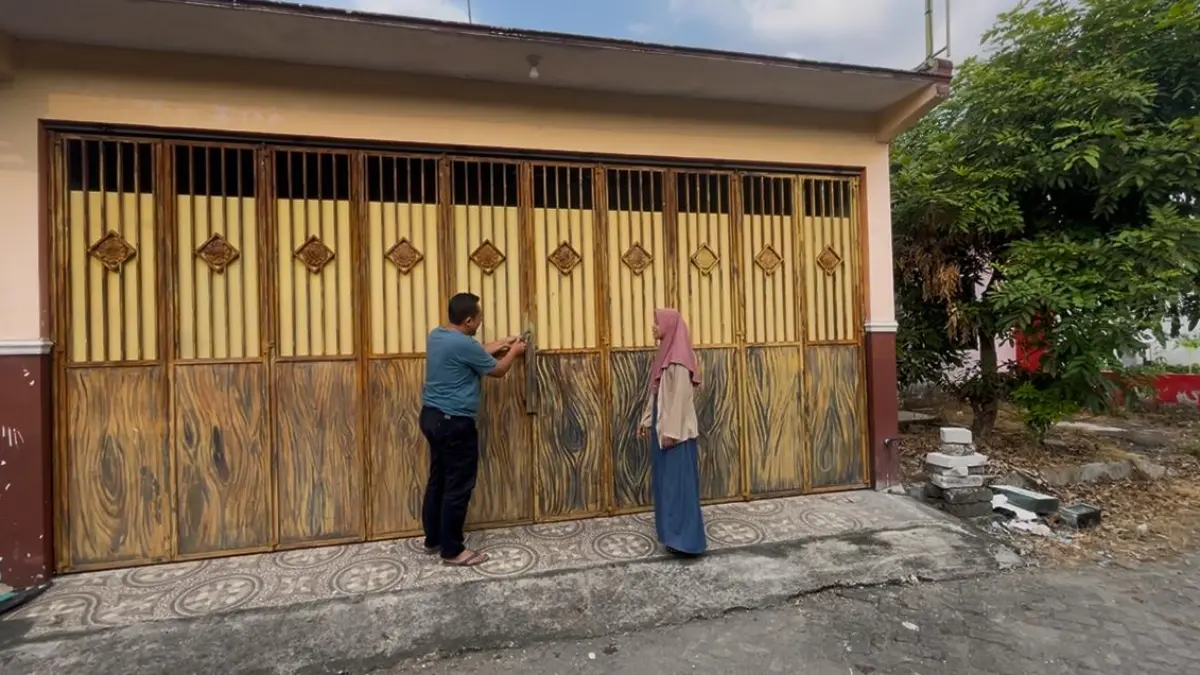 DIBURU: Sejumlah warga yang menyediakan penginapan menunjukkan lokasi yang akan disewakan ke muktamirin, kemarin (9/7).