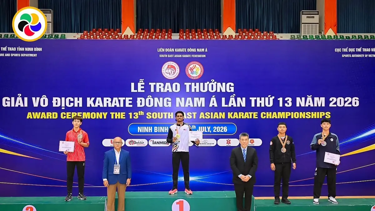 MEMBANGGAKAN: Firman Adi Nugraha (paling kanan) juara tiga SEAKF Championship di Ninh Binh, Vietnam, (9/7).