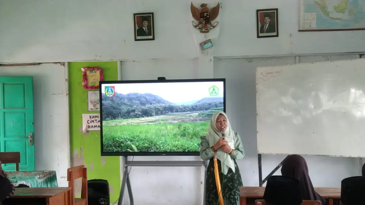 POTENSIAL: Thoriqotul Jannah, pembimbing mulok SDN Bugasurkedaleman 2 Kecamatan Gudo saat mengajar di kelas. Kini dia menjadi PPP paruh waktu.