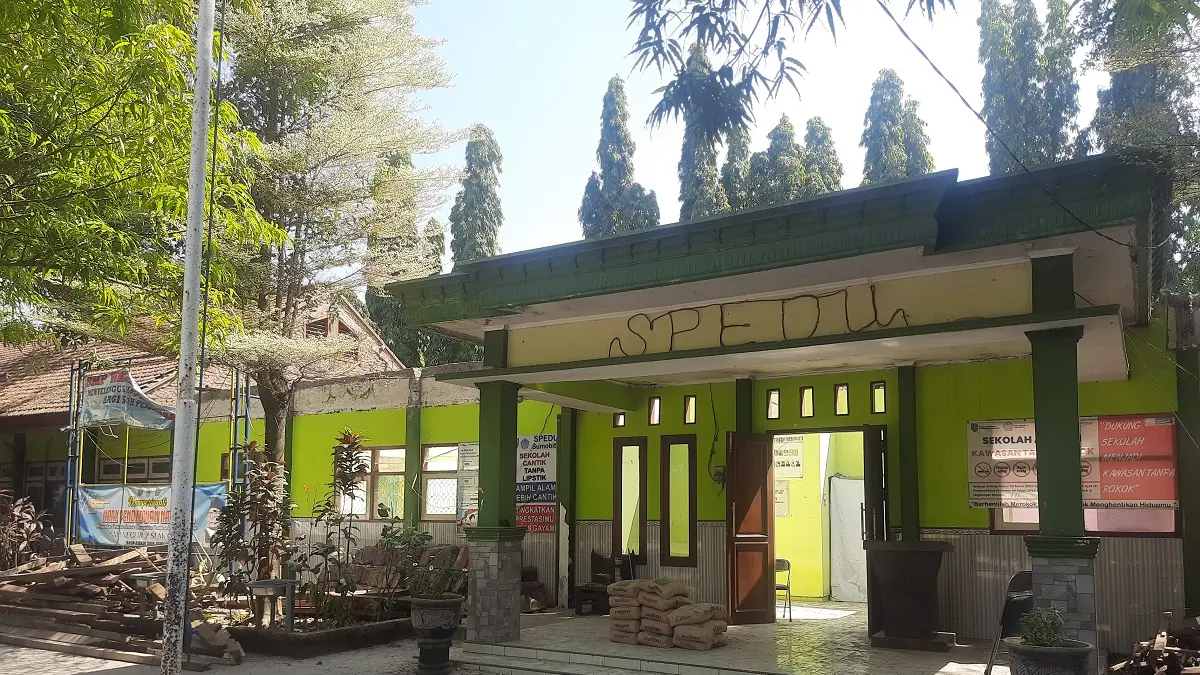 PROSES PENGERJAAN: Rehabilitasi ruang guru dan kepala sekolah di SMPN 2 Sumobito, Jumat (10/7).