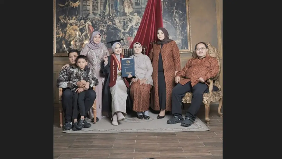 BAHAGIA: Direktur RS Muhammadiyah Jombang, dr Iwan Hartono MKes, bersama keluarga.
