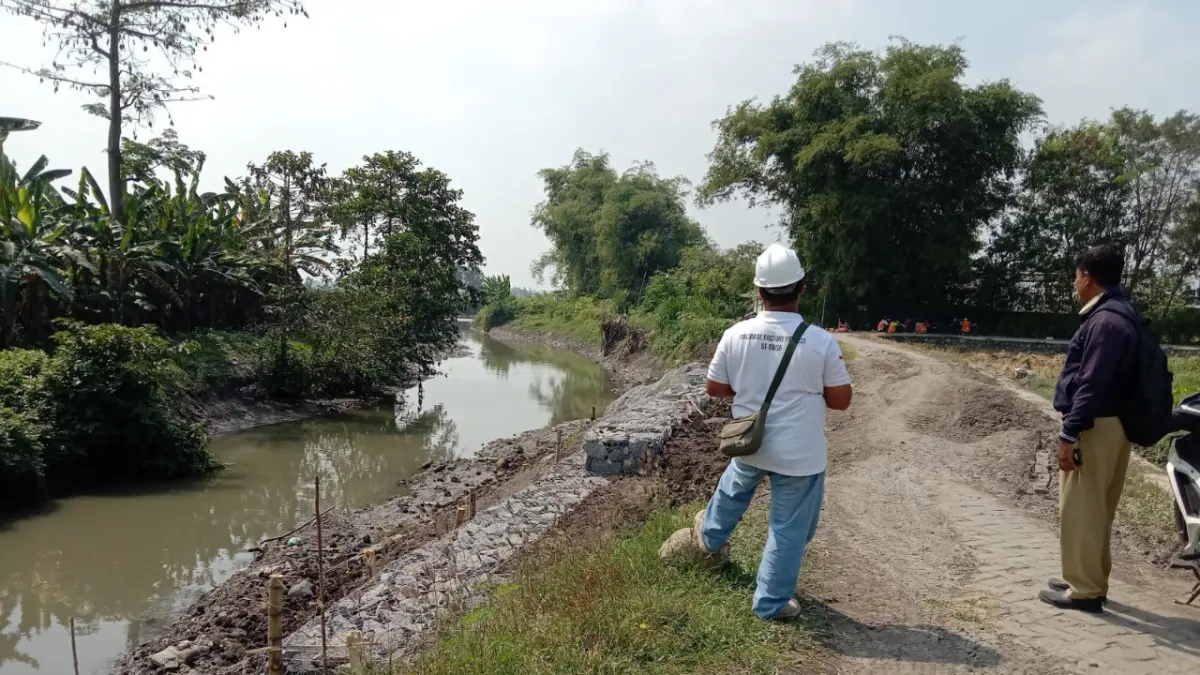 DITANGANI: Tanggul Afvoer Watudakon di Desa Watudakon, Kecamatan Kesamben yang rusak dipasang bronjong (8/7).