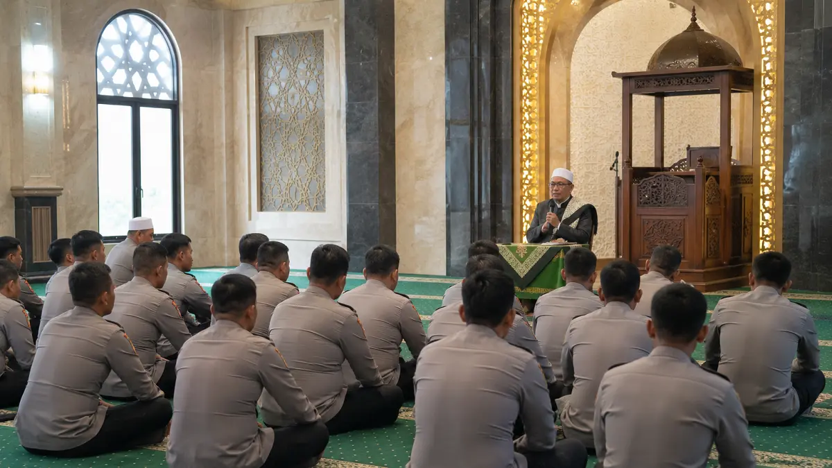 Ilustrasi sejumlah anggota Polres Jjombang mendengarkan tausyah kiai di masjid Polres Jombang (AI)