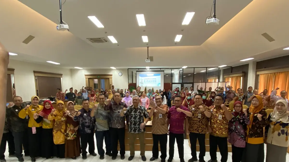 KOMPAK: Direktur RSUD Jombang dr Pudji Umbaran saat bersama seluruh pegawai.