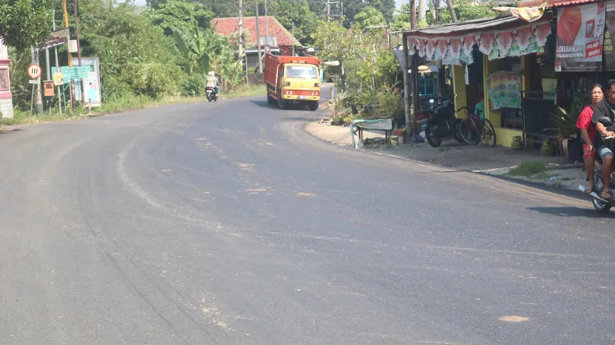 MAKIN LEBAR: Jalan kabupaten ruas Talunkidul-Kesamben di Desa Watudakon, Kecamatan Kesamben diperbaiki melalui program PIK (Pagu Indikatif Kewilayahan) yang rencananya tahun depan diubah jadi PK, (21/6).