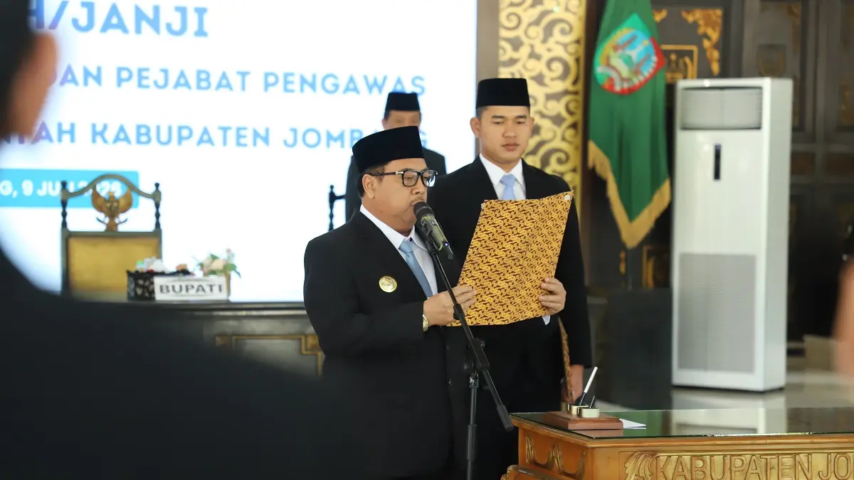 MUTASI: Bupati Jombang Warsubi memimpin pelantikan 81 pejabat di Pendopo Kabupaten Jombang, Kamis (9/7).