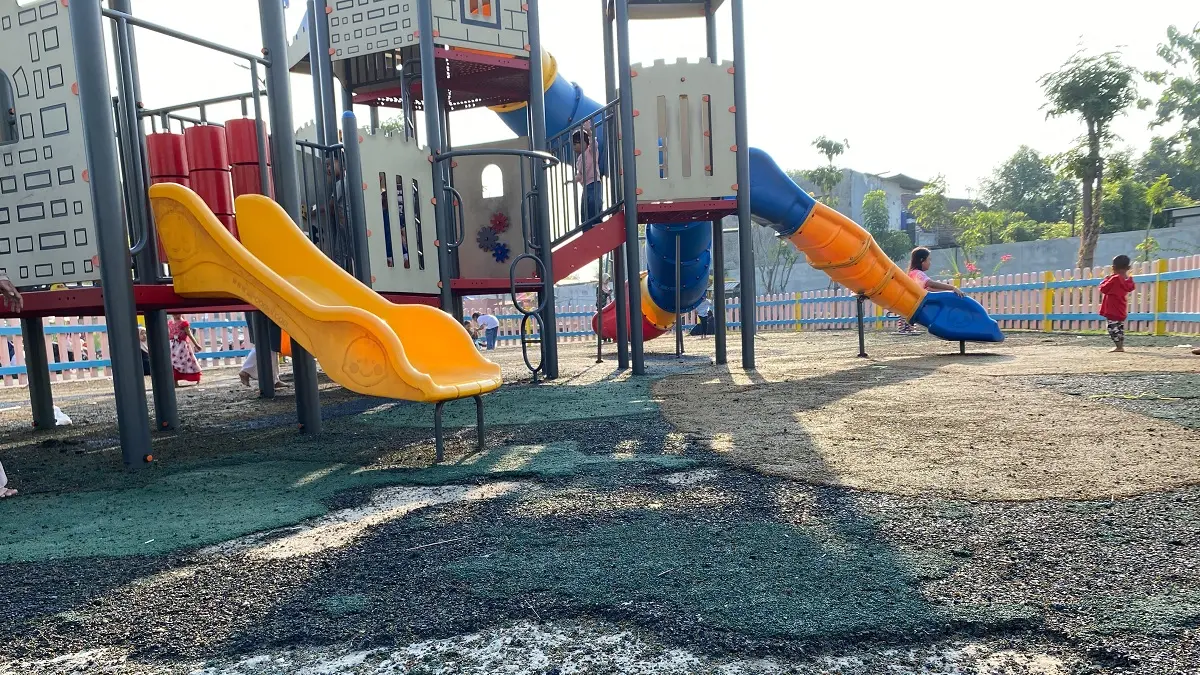
RUSAK: Kondisi lantai matras di area playground Sentra PKL KH Ahmad Dahlan, rusak Minggu (12/7).
