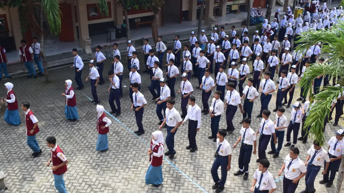 SEHAT: Para siswa SMAN Jogororto saat mengikuti kegiatan MPLS 2025.

