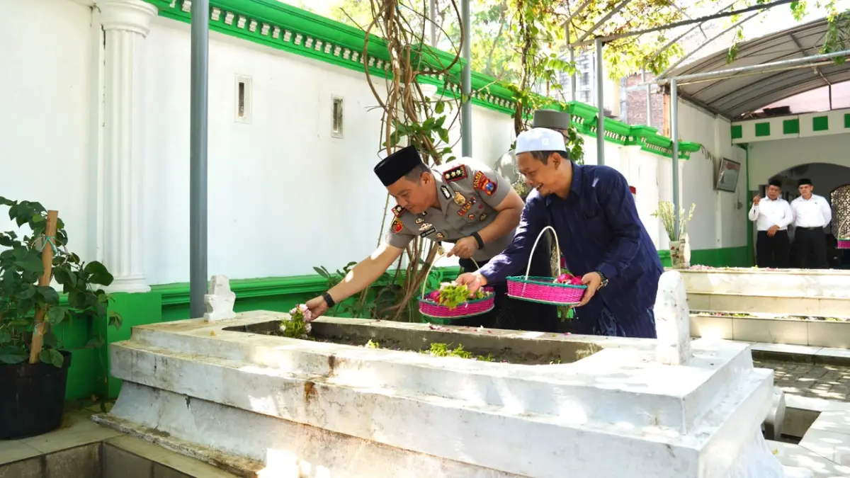 ZIARAH: Mbah Bolong bersama Kapolres Jombang AKBP Ardi Kurniawan saat ziarah di makam KH Wahab Chasbullah Tambakberas, Kamis (9/7).