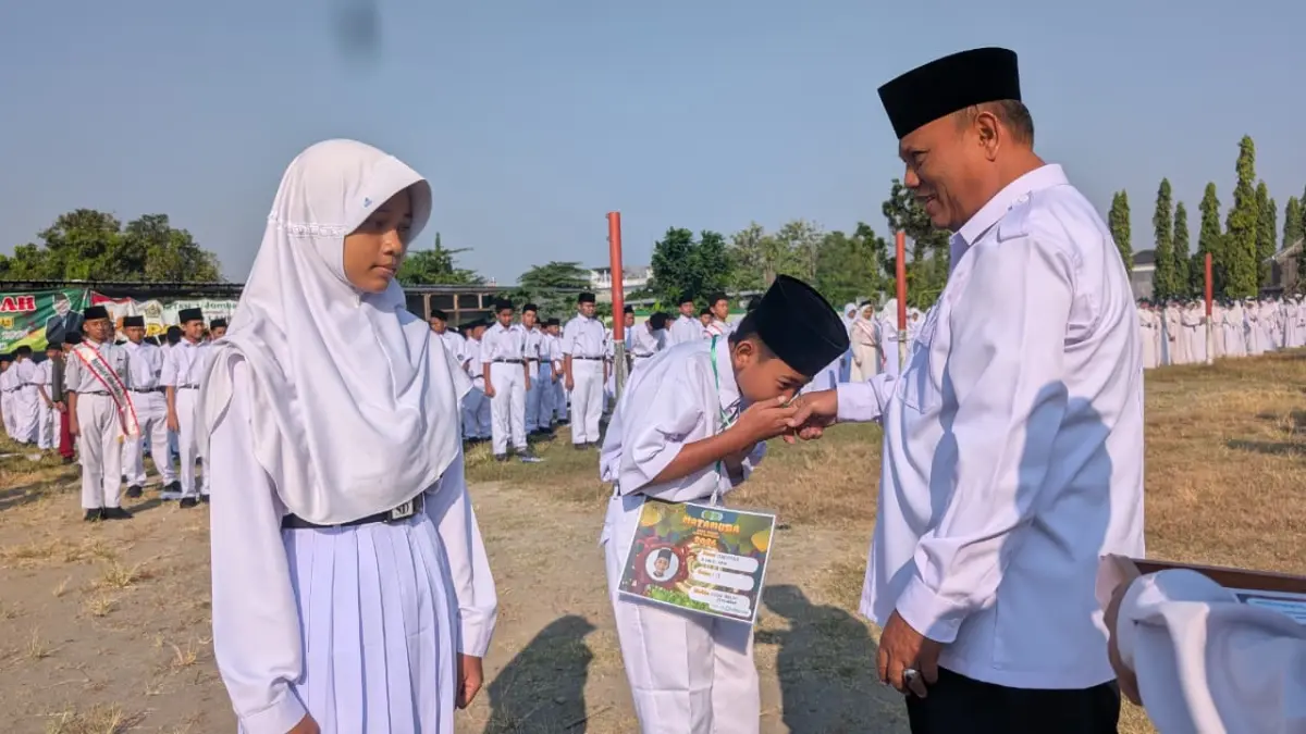 ANTUSIAS: Kepala MTsN 1 Jombang Drs. Purnomo, M.Pd.I memimpin kegiatan pembukaan MATAMUDA, Senin (13/7).
