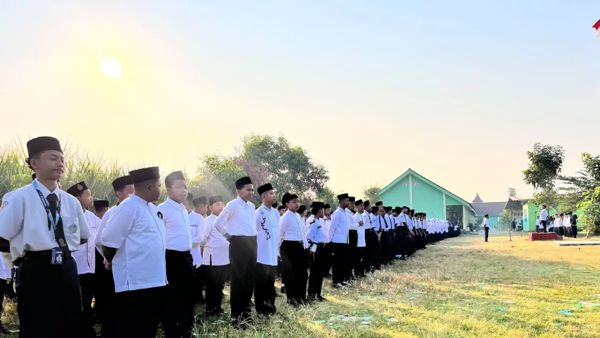 APRESIASI: Penyematan tanda peserta kepada salah satu siswi baru MTsN 9 Jombang, Senin (13/7).