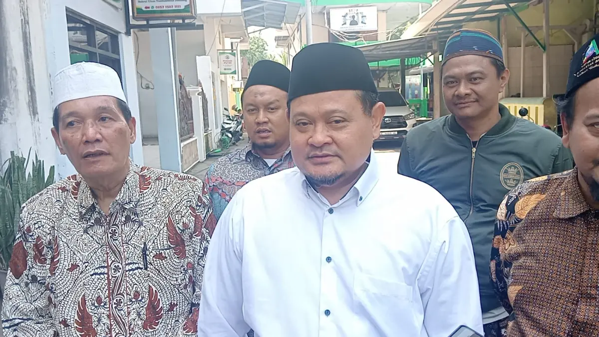 BERI PENJELASAN: Ketua Umum Yayasan Pondok Pesantren Bahrul Ulum Tambakberas, KH Abdurrozaq Sholeh (Gus Rozaq) memberikan penjelasan (12/7). 