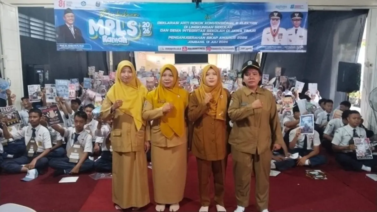 BERKARAKTER: Siswa tertib mengikuti upacara pembukaan MPLS di Halaman sekolah, Senin (13/7).
