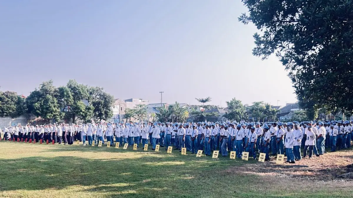 DISIPLIN: Masa Pengenalan Lingkungan Sekolah (MPLS) di SMK Negeri 3 Jombang berlangsung lancar sejak, Senin (13/7).