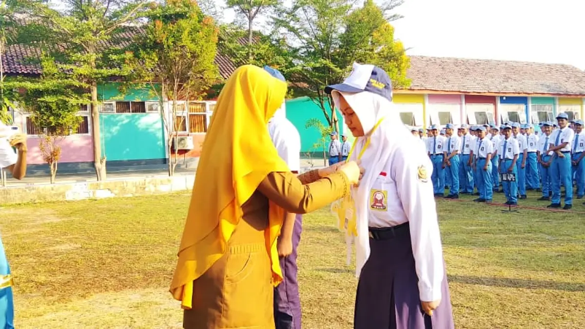 FOKUS: Kepala SMKN Kabuh Ika Fariana Afan, S.Pd., M.Pd bersama siswa baru, Senin (13/7).