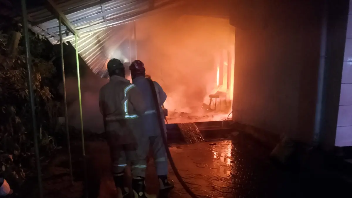 Kebakaran hebat melanda sebuah rumah di Jalan Puntodewo, Dusun Rejoagung Timur, Desa Rejoagung, Kecamatan Ploso, Minggu dini hari (12/7).