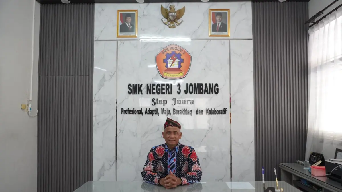 Kepala SMKN 3 Jombang Drs. Khasanuddin, M.M.Pd