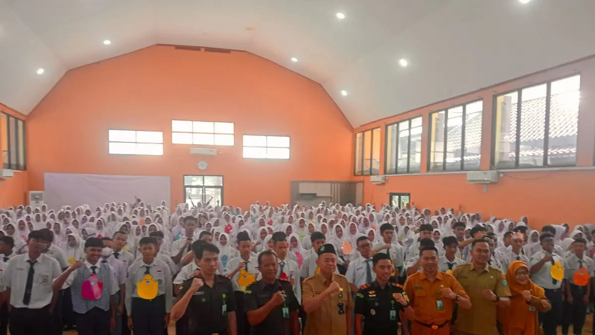 KOMPAK: Kepala SMKN 1 Jombang Abdul Muntolib mendampingi Kepala Sub Bagian Tata Usaha Cabdindik Wilayah Jombang Ulil Muamar foto bersama seluruh peserta MPLS, Senin (13/7).