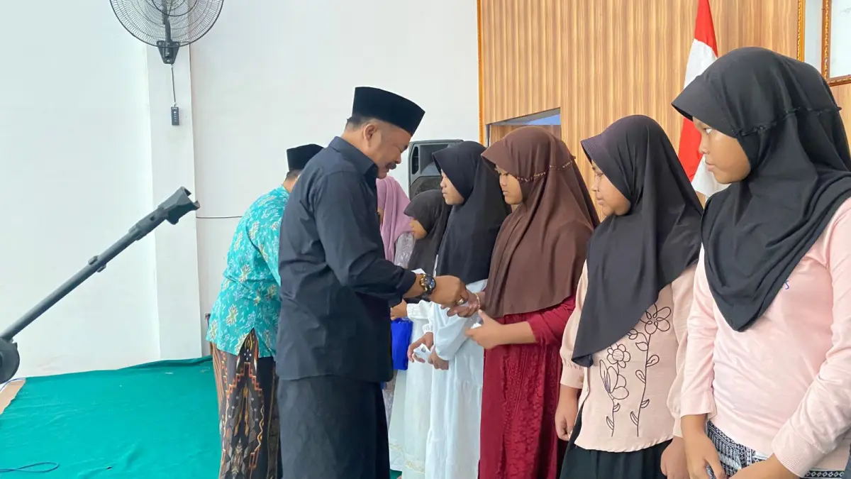 PEDULI: Kepala Desa Tunggorono Didik Dwi Mulyawan saat menyalurkan santunan anak yatim. 