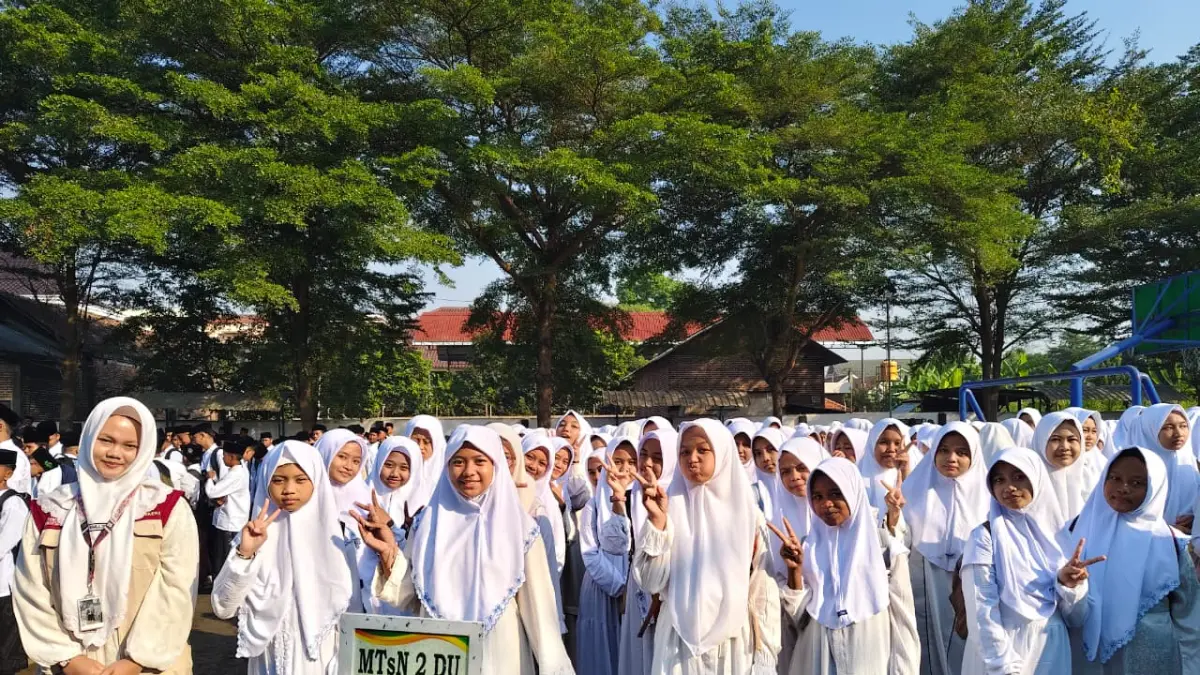 SERU: Para peserta didik baru MTsN 2 Jombang saat mengikuti MATAMUDA, Senin (13/7).