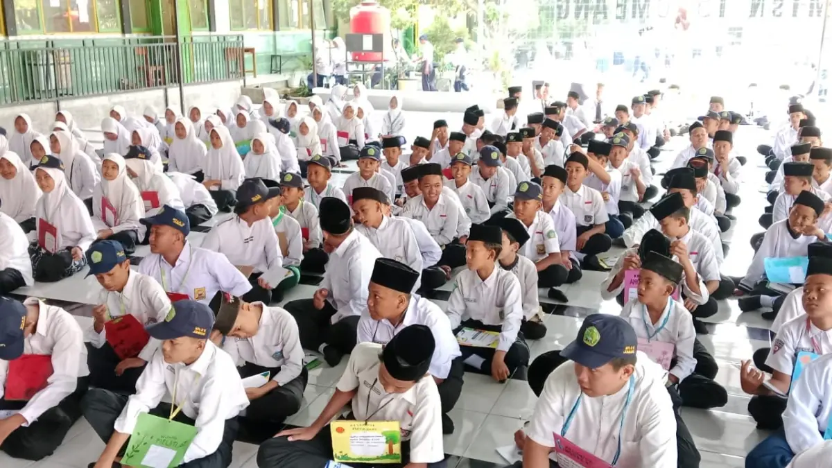 TELADAN: Kepala MTsN 15 Jombang Dra. Umi Khoiriyah, M.Pd.I saat membuka kegiatan Matamuda kemarin (13/7).