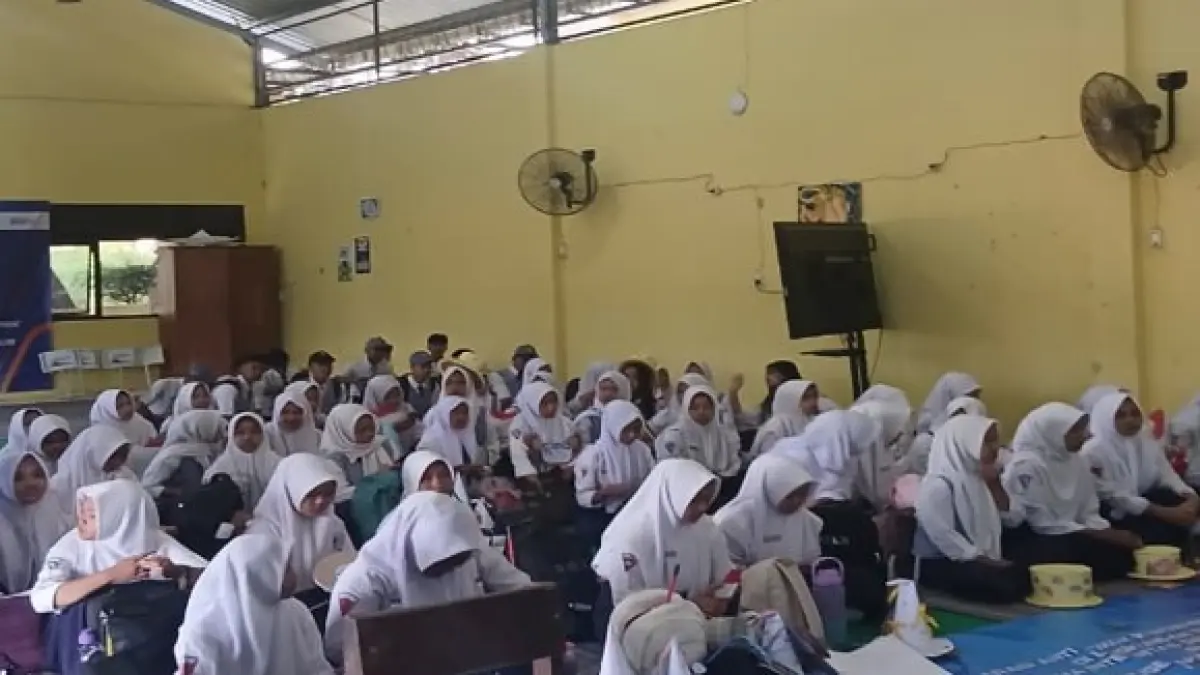 ANTUSIAS: Siswa baru SMKN Wonosalam mengikuti MPLS, Senin (13/7).