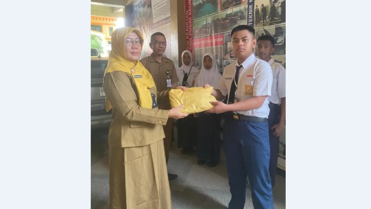 ANTUSIAS: Siswa baru SMKN Wonosalam mengikuti MPLS, Senin (13/7).