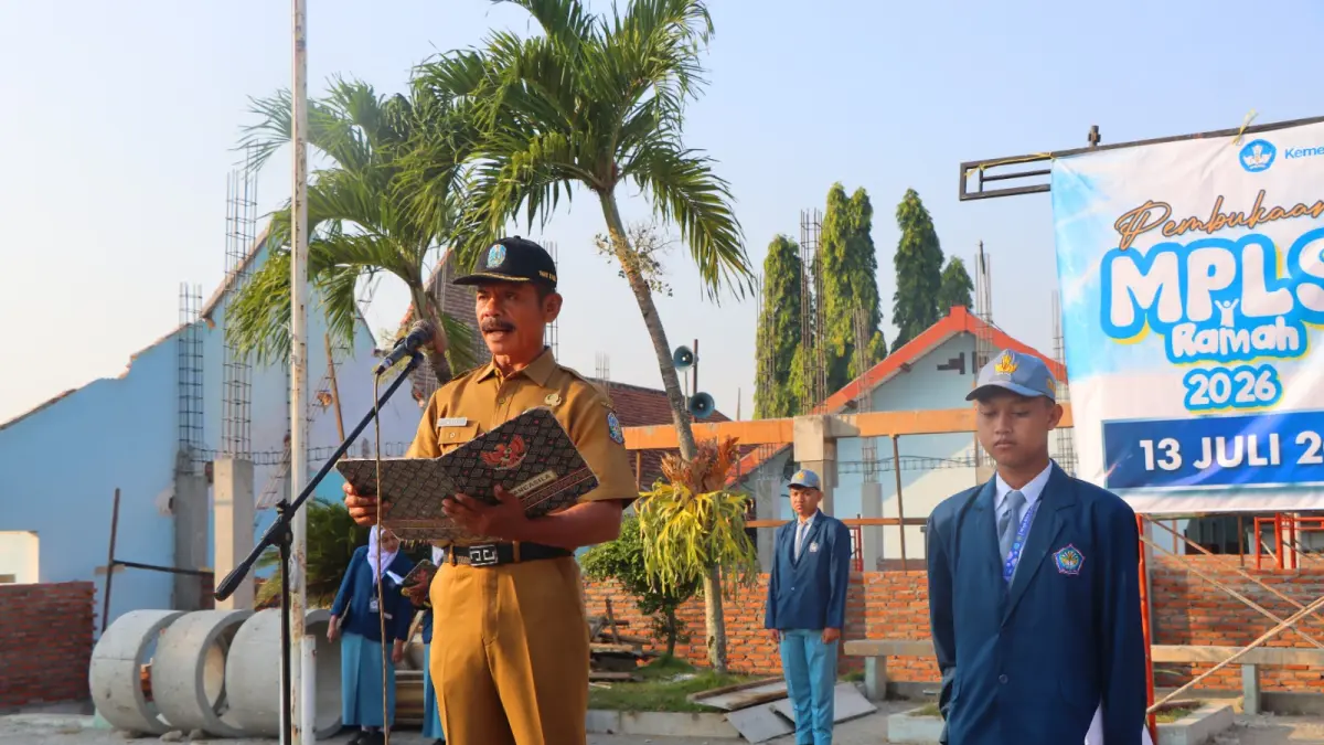 INOVATIF: Siswa SMAN Kabuh saat mengikuti Masa Pengenalan Lingkungan Sekolah, Senin (13/7).