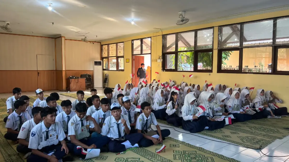 KREATIF: Siswa SMAN Ploso mengikuti Masa Pengenalan Lingkungan Sekolah, Senin (13/7).