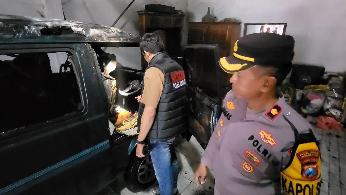 Sebuah mobil Suzuki Carry bernopol S 1565 WG milik Wahyu Agus Permana, 35, terbakar di halaman rumahnya di Dusun Mojolegi, Desa Dukuhmojo, Kecamatan Mojoagung, Selasa (14/7) pagi.&nbsp;