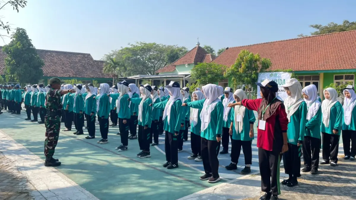 SEMANGAT: Siswa MAN 9 Jombangdi lingkup PP Darul Ulum Kepuhdoko Tembelang saat mengikuti menggelar Masa Ta
