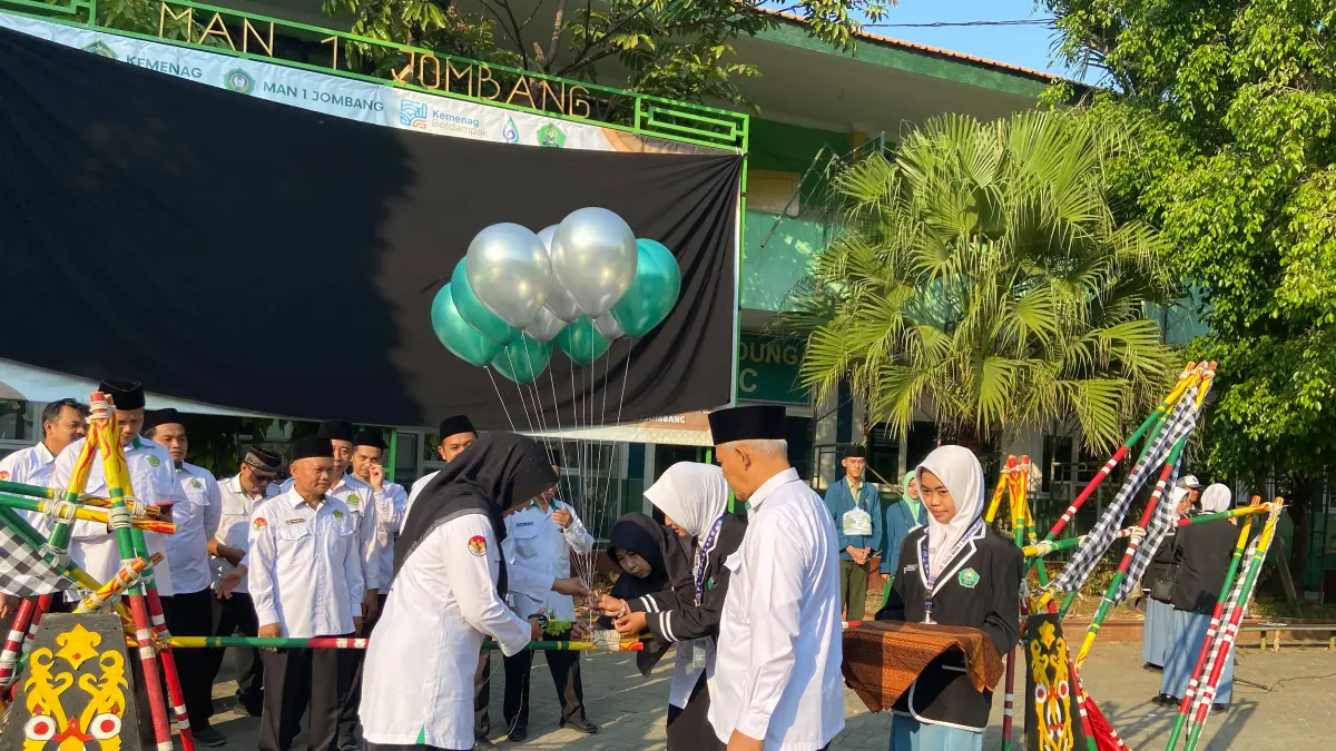 TELADAN: Kepala MAN 1 Jombang Dr Hj Saadatul Athiyah SPd MPd saat membuka Masa Ta