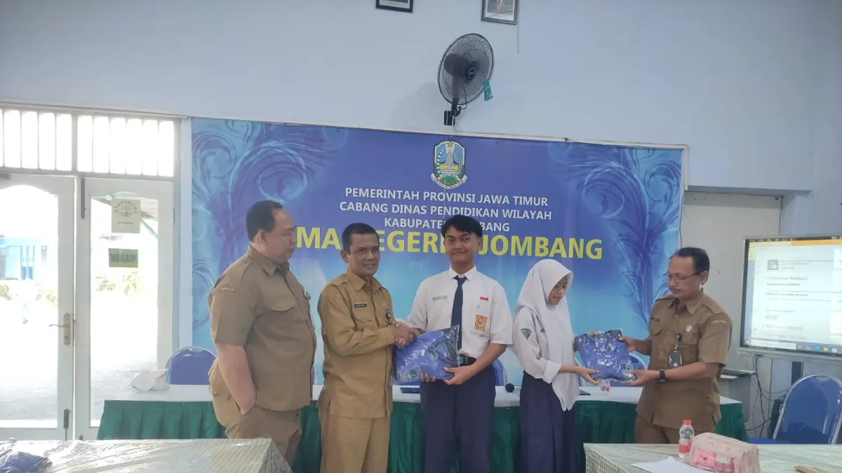 
TELADAN: Kepala SMAN 3 Jombang, Saidun MMPd, membuka kegiatan MPLS, Senin (13/7).
