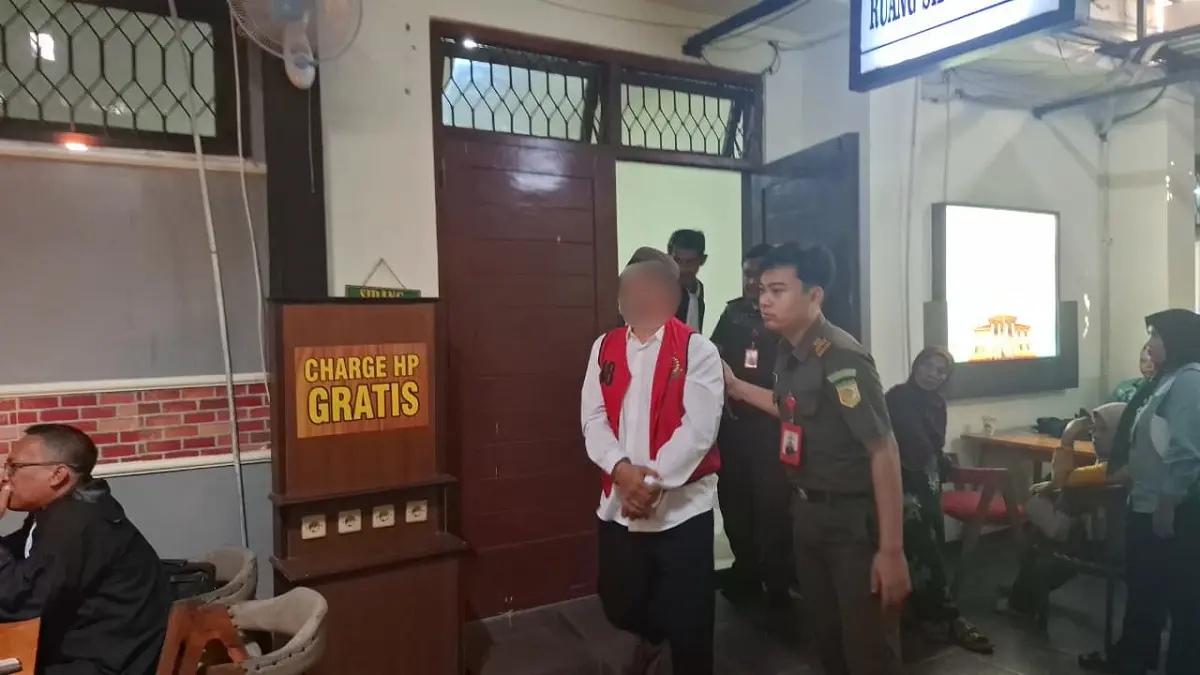 WPC, 44, Pelatih Kickboxing Provinsi Jatim menjalani sidang kasus pencabulan kepada salah satu atlet nasional di PN Jombang (14/7). 