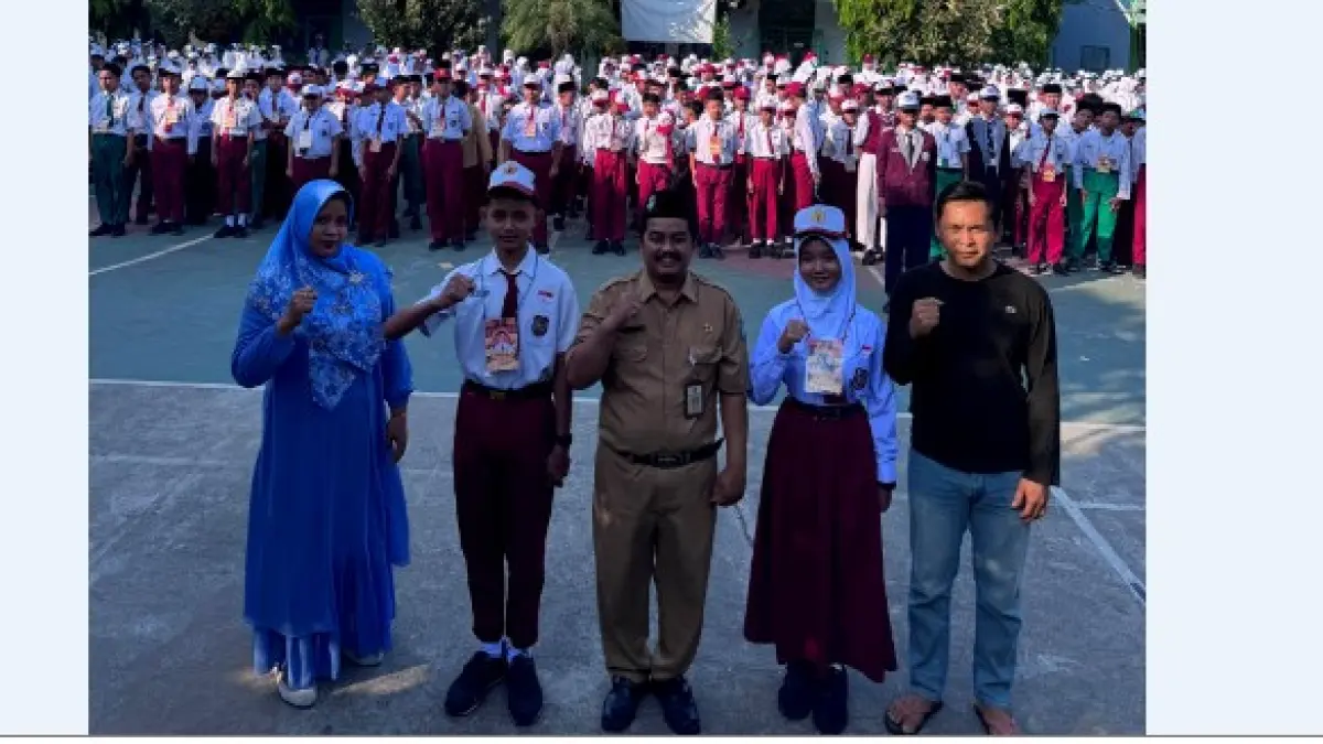 KOMPAK: Kepala SMPN 5 Jombang, Ahmad Zunaidi SPd, bersama perwakilan orang tua dan murid baru saat upacara pembukaan MPLS, Senin (13/7) pagi.