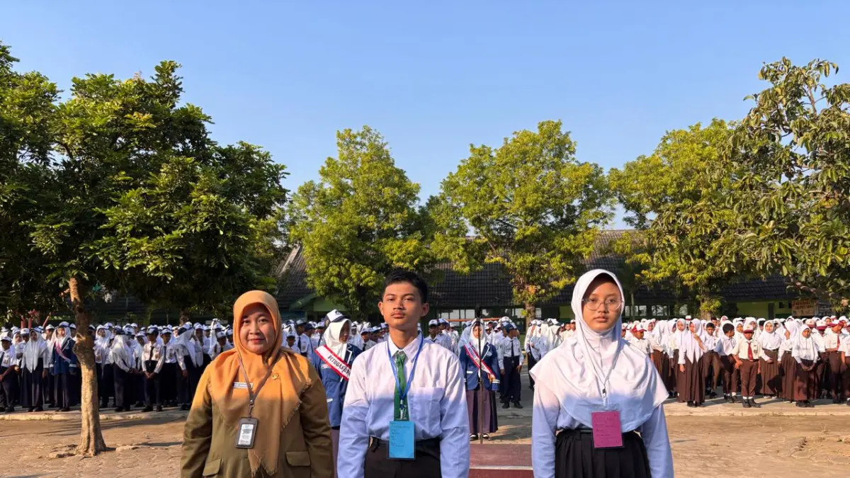 LANCAR: Kepala SMPN 2 Diwek, Yeni Rahmawati SPd, membuka MPLS Ramah, Senin (14/7).
