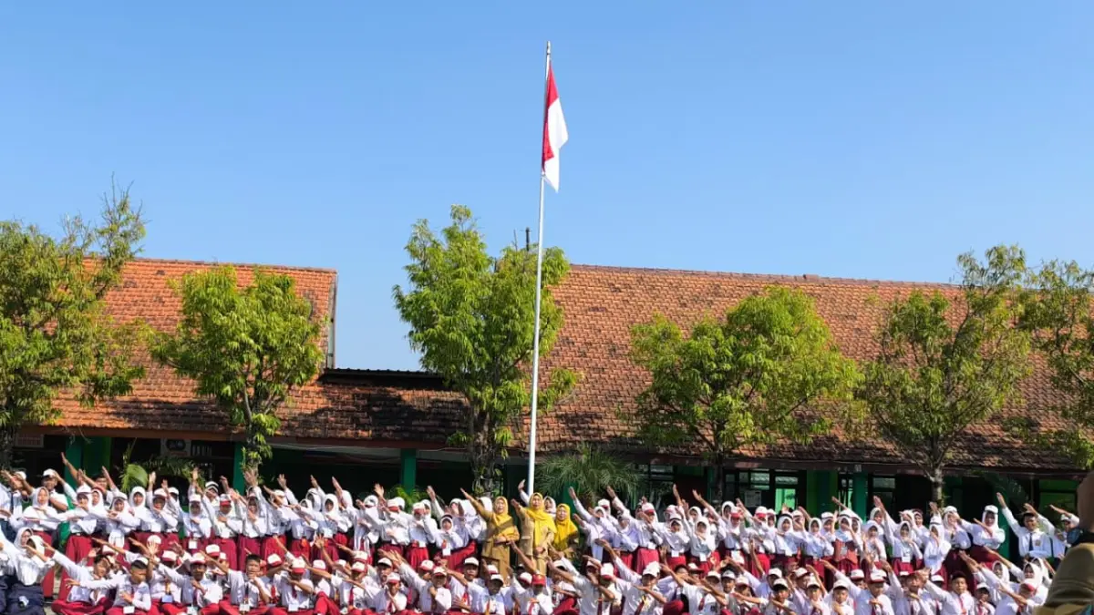 PANUTAN: Kepala SMPN 2 Kabuh, Tasmilah SPd, mendampingi personel Polsek Kabuh saat seminar bahaya NAPZA dan kenakalan remaja, Selasa (14/7).