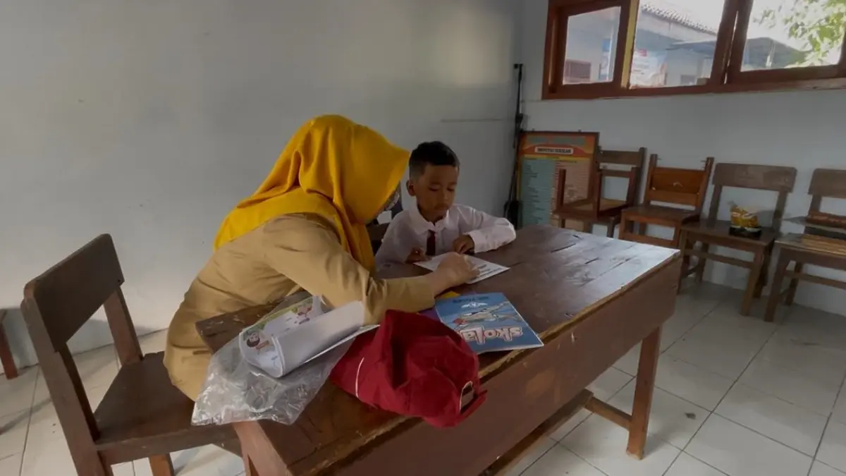 

SEPI: Guru hanya membina MPLS satu siswa baru di SDN Mojongapit 3 Kecamatan Jombang, Senin (13/7)