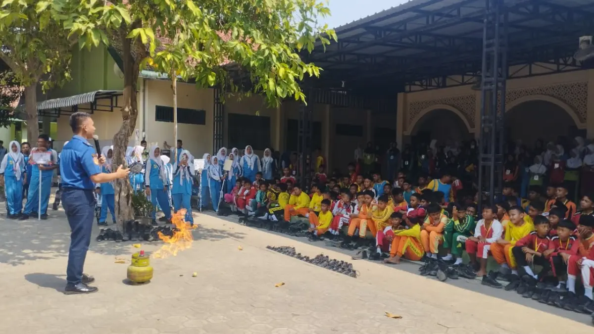 SIGAP: Murid baru peserta MPLS Ramah SMPN 6 Jombang menyimak materi siaga bencana dari BPBD Jombang, Selasa (14/7).
