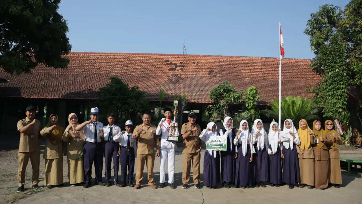 BERPRESTASI: Penyerahan piala juara 1 yel-jel di ajang Jombang Eco Creatif (JEC) 2026 di Kebon Ratu. 