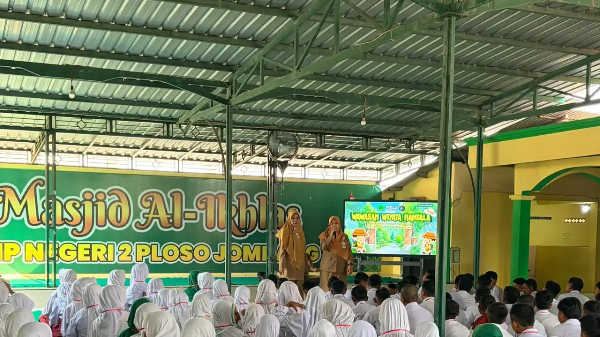 DISIPLIN:  Siswa SMPN 2 Ploso saat pembukaan MPLS, Senin (13/7).